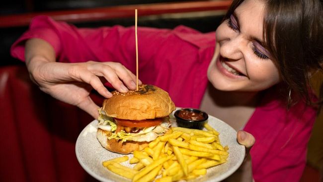 6 Cara Mengurangi Kebiasaan Makan Junk Food, Mulai Terapkan dari Sekarang&nbsp;Yuk!