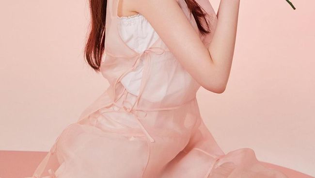 Jang Da Ah Tampil Menawan dalam Pemotretan Terbaru Bersama Allure&nbsp;Korea
