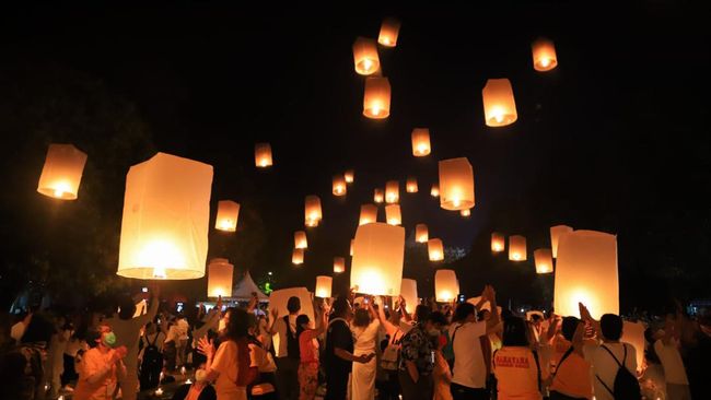 Serba-serbi Festival Pelepasan Lampion Waisak di Borobudur 2024, Indah dan Penuh&nbsp;Makna!