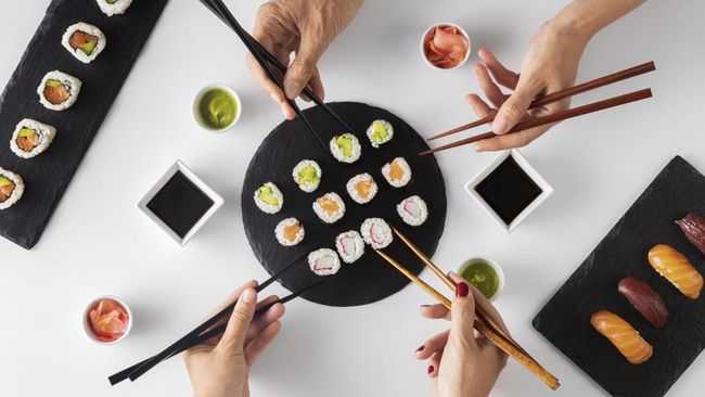 10 Larangan Saat Makan Pakai Sumpit di Jepang, Ternyata Nggak Bisa&nbsp;Sembarangan!