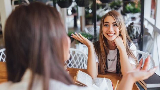 Menurut Psikolog, Ini 5 Cara Agar Orang Lain Tertarik dan Nyaman Mengobrol&nbsp;Denganmu