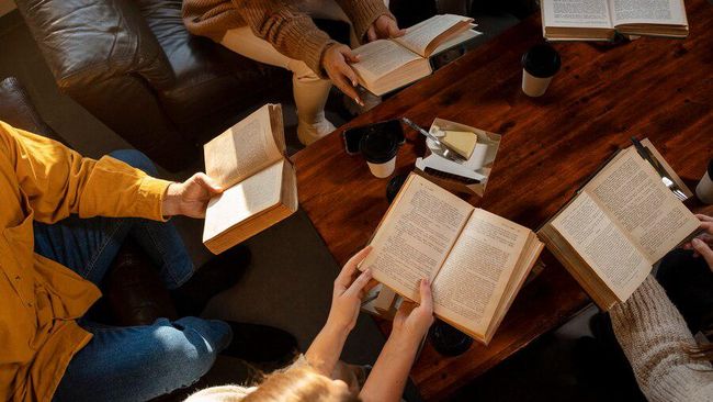 Ini Dia 7 Manfaat Membaca Buku, Apa Benar Bisa Membuat Seseorang Panjang&nbsp;Umur?